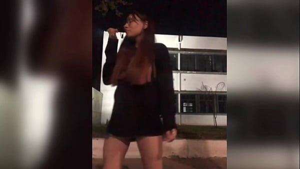 Colegiala petite hace exhibiciones fuera del colegio